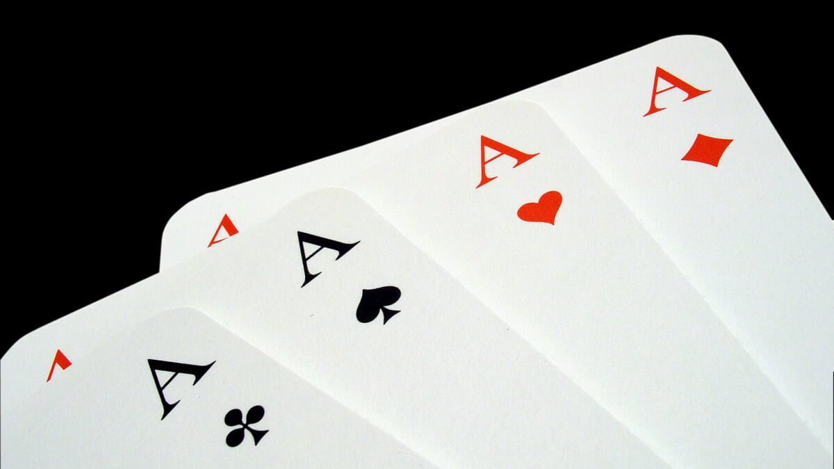 5 skillnader mellan att spela poker online och i pokerrum
